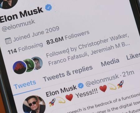 Musk Indicates that Twitter Will look to Show Users a Broader Spectrum of Political Content in Feeds